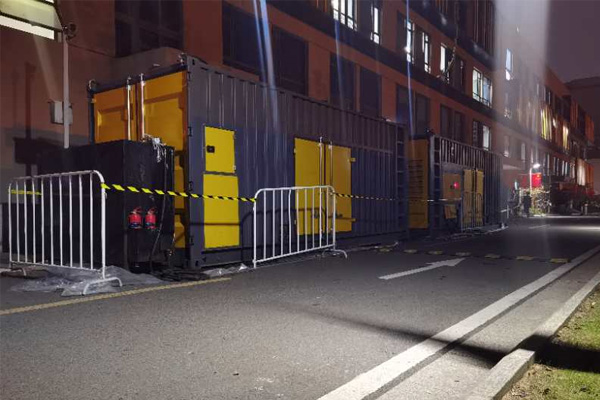 新都柴油发电机组的输出电压是如何调节的？